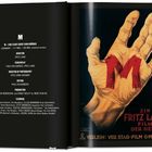 Texte beschreiben den Film "M" von Fritz Lang. Links Details und Besetzung, rechts eine Illustration einer Hand mit rotem "M".