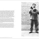 Links: Mehrsprachiger Text über Kunst und Ausdruck. Rechts: Schwarz-Weiß-Foto einer Person vor einer Backsteinmauer, hält eine Vase.