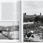 Texte: „People were calling us 'vandals'...“ – JUXTAPOZ MAGAZINE (2018). Ein Gebäude mit Blick auf Eiffelturm, Kolonne und große Menschenmenge.