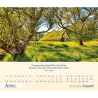 Zitat von Meister Eckhart über den Augenblick. Kalender für April. Ein Haus mit grasbewachsenem Dach in einer grünen Landschaft.