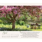 April-Kalender mit Text über Blütenpracht. Blühender Obstbaum, Gartenbank mit Gießkanne und Korb im sonnigen Garten.