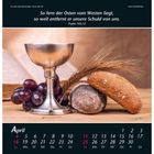 "So fern der Osten vom Westen liegt, so weit entfernt er unsere Schuld von uns. Psalm 103,12." Silberkelch, Brot, Trauben.