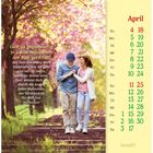 Text: „Gott ist gegenwärtig in jedem Menschen, der dich gern hat... Phil Bosmans.“ Rechts: April-Kalender. 
Zwei Menschen gehen auf einem Weg, umgeben von blühenden Bäumen.