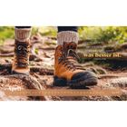 Zitat: "Wenn nicht geschehen wird, was wir wollen, so wird geschehen, was besser ist." – Martin Luther. Wanderschuhe auf Waldweg.