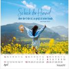 "So hoch der Himmel über der Erde ist, so groß ist seine Gnade. nach Psalm 103,11." Eine Frau im Feld voller gelber Blumen.