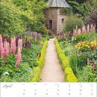 Kalender: April mit einem Pfad durch einen blühenden Garten zu einem kleinen Steinhaus mit spitzem Dach.