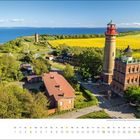 Kalenderblatt April, mit Kalenderdaten. Malerische Küstenlandschaft mit zwei Leuchttürmen, Felder und Meer im Hintergrund.