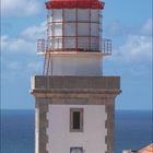 APRIL_04, Kalender unten. Leuchtturm mit roter Kuppel vor blauem Himmel und Meer.