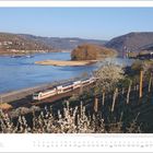 APRIL. Frühlingslandschaft am Rhein mit Zug, Weinbergen und blühenden Bäumen. Datumsauswahl von 1 bis 30 unten.