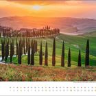 "april" unten links, Kalender mit Daten und Sonntagen in Gelb. Zypressen säumen eine kurvenreiche Straße in toskanischer Landschaft.
