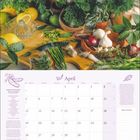 April-Kalender mit Rezept für Bulgursalat mit Granatapfel. Dekoriert mit frischen Kräutern und Zutaten auf einem Holzbrett.