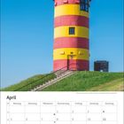 Kalender für April mit Wochentagen und Daten. Ein rot-gelb gestreifter Leuchtturm steht auf grünem Hügel unter blauem Himmel.