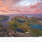 Kalendertage unten, "APRIL" rechts. Malerische Berglandschaft bei Sonnenuntergang mit Seen und buntem Himmel.