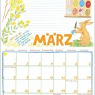 Kalenderseite für März mit illustriertem Frühlingsmotiv, einem Hasen, Blumen und einem Aprilkalender. Feiertage markiert.