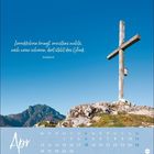 "Zurückkehren bringt meistens nichts, nach vorne schauen, dort steht das Glück. Unbekannt." Kreuz auf Berggipfel, blauer Himmel.