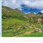 "Bucketlist abhaken auf dem Pfunderer Höhenweg" steht auf der linken Seite. Eine Berglandschaft mit Wegweiser in den Alpen.