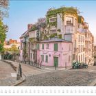 APR, 01-30. Ein rosa Gebäude mit "La Maison Rose" und "Restaurant" in einer malerischen, mit Kopfstein gepflasterten Straße.