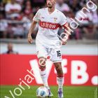 Atakan Karazor steht in einem Fußballtrikot mit der Nummer 16 auf einem Spielfeld. "April" mit Kalendarium unten.