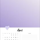 April-Kalender mit Herzsymbol, lila Hintergrund, Wochentage und Notizbereich rechts.