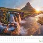 Kalenderblatt April: Landschaft mit Wasserfall und Berg im Sonnenaufgang. Der Kalender zeigt die Tage des Monats April.