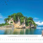 APRIL. Kalenderblatt. Dominikanische Republik. Küste mit grünen Inseln unter blauem Himmel. Porträt eines lächelnden Kindes.