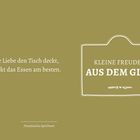 Text: "Wo die Liebe den Tisch deckt, schmeckt das Essen am besten. Französisches Sprichwort. KLEINE FREUDEN AUS DEM GLAS". Logo.