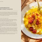 Safranrisotto mit Confit-Tomaten. Rezept und Zutatenliste. Rechts ein Teller mit gelbem Risotto, roten Tomaten, goldener Löffel.