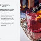 "Old Fashioned, Darling" in schwarzem Text. Rezept mit Brombeer-Vanille-Sirup. Drink in Glas mit Eiswürfeln und Brombeergarnitur.