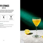 "Fiffi Strikes - Scoff Law" ist ein Cocktailrezept mit intensivem, würzigem Geschmack. Links: Rezept und Zubereitung. Rechts: Cocktailglas, halbe Zitrone.