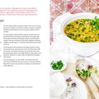 „Kartoffelsuppe“ Rezept für 4 Portionen: 800 g Kartoffeln, Lauch, Möhren, Zwiebel. Bild: Ein Teller Kartoffelsuppe mit Kräutern.