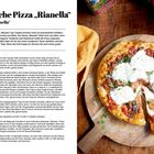 Links Rezepttext für sizilianische Pizza, rechts rustikale Pizza mit Tomaten, Kräutern und geschmolzenem Mozzarella auf Holzbrett.