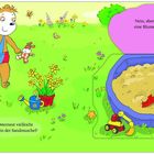 „Nein, aber da liegt ja eine Blumenschaufel!“ und „Ist das Osternest vielleicht im Garten in der Sandmuschel?“ Ein Bär mit roter Hose, hält ein Plüschtier im Garten. Links Blumen, rechts eine blaue Sandmuschel mit Spielzeug.