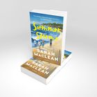 „Summer Storms“, Roman von Sarah MacLean. Strandillustration mit drei Menschen am Wasser.