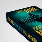 „ARNE DAHL“, „DOPPELSPIEL“, „JONAS MOSTRÖM“. Buchcover in Blau- und Gelbtönen mit Silhouette einer Person.