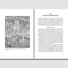 Textüberschrift: "VIII. GEMEINSAME PHÄNOMENE". Text beschreibt historische und soziale Phänomene. Links Fresko mit dämonischer Figur.