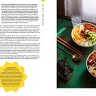Unten links steht "76 Pocha". Auf einem gelben Tisch liegt koreanisches Essen: Tempura-Rollen, Tteokbokki, Pickles, Limonadendosen.