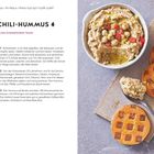 Dattel-Chili-Hummus Rezept, cremig mit orientalischem Touch. Links Text mit Zutaten und Zubereitung, rechts Hummus-Schale.