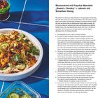 "Blumenkohl mit Paprika-Mandeln ‚Sweet + Smoky‘ + Labneh mit Scharfem Honig" Rezept, Zutatenliste und Zubereitung. Links: Salat.