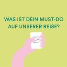 Text: „WAS IST DEIN MUST-DO AUF UNSERER REISE?“ Eine stilisierte Hand hält ein Handy auf hellgrünem Hintergrund.
