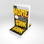 Titel: "HOME SICK", Autor: Silvia Saunders. Gelber Text auf Buchcover, zeigt Frau auf Sofa.