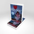 „Das Projekt“ von Annie Lord, Roman, zeigt eine Frau auf einem Sofa mit einem roten Herzballon.