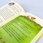 Seite in einem Buch, illustriert mit einem Einhorn mit Regenbogenmähne auf einer grünen Wiese, Text darüber.