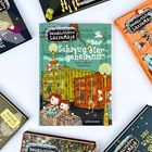 "Detektivbüro LasseMaja: Das Schmugglergeheimnis." Illustration von Kindern und Containern im Hafen. Umgeben von ähnlichen Büchern.