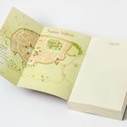 Geöffnete Buchklappe mit der Karte von "Sainte-Valérie", links mit Legende, rechts leeres Blatt. Oben: Himmelsrichtungen.