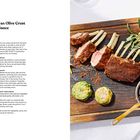 Rack of Lamb in an Olive Crust with Rosemary Sauce. Rezept mit Zutaten und Anleitung links. Rechts Lamm auf Holzbrett.