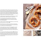 Pretzel-Rezept mit Zutaten, Zubereitungsschritten und Bildern von Laugenbrezeln auf einem Holzbrett mit Besteck.