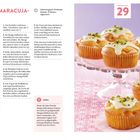 Titel: Mango-Maracuja-Muffins. Rezept mit Zutaten, Zubereitungsschritten und Tipp. Rechts Muffins mit weißem Guss und Pistazien.