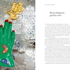 Links eine bunte Mosaikwand mit einer grünen Hand und goldener Blume. Rechts Text: „Wo das Magische greifbar wird“.