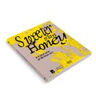 "Sweeter than Honey: A Panorama of Written Art" in Schwarz, gelbe abstrakte Muster, rechteckige Buchform.