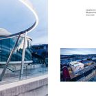 "Libelle im MuseumsQuartier, Wien 2020." Links moderne Architektur mit Glas und Ringlicht; rechts Stadtansicht bei Abenddämmerung.